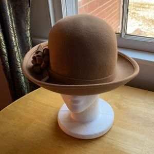 Georgi bucket style hat in good condition with decor